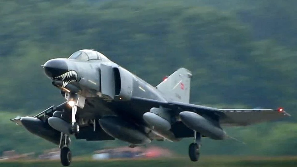 Σκηνικό έντασης στο Αιγαίο – Τουρκικά μαχητικά F-4 έκαναν υπερπτήσεις πάνω από Οινούσσες και Παναγιά – Αναχαιτίστηκαν από ελληνικά F-16